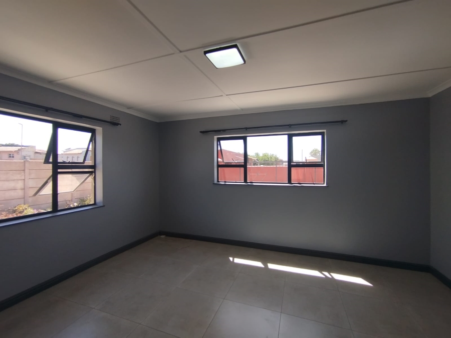4 Bedroom Property for Sale in Louwville Western Cape
